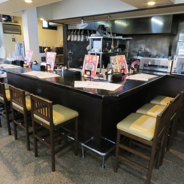 【アットホームな空間の本格中華居酒屋】当店は清潔感のある店内ゆったりお過ごしいただけるアットホームな空間となっております◎おひとり様はもちろん、ご家族やご友人などとご利用にぴったり♪