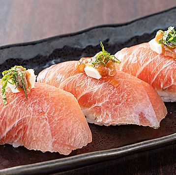 鮪のにぎり 酒盗チーズ添え