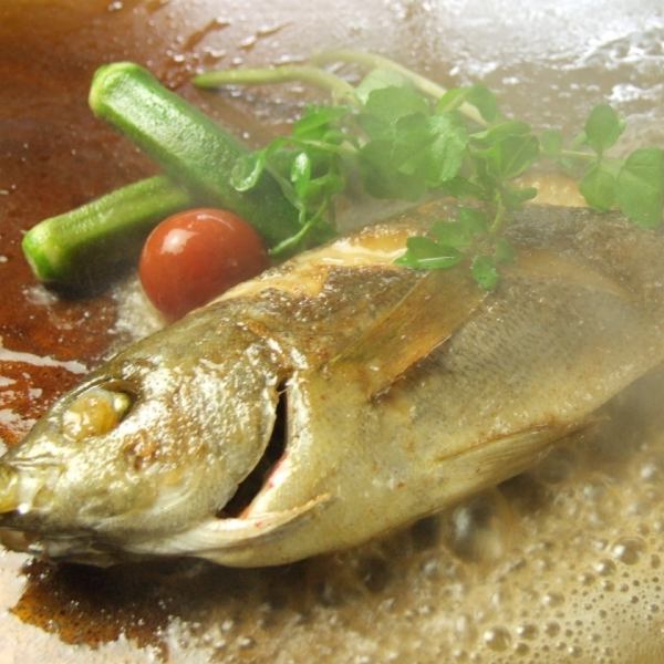 Grilled whole iron plate of seasonal fish with butter