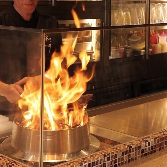 素材にこだわった新名物の藁焼き&アツアツ鉄板料理を!カウンターは特等席!