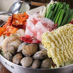 可以选择火锅（主菜是火锅套餐），附2小时无限畅饮，7道菜品3,500日元