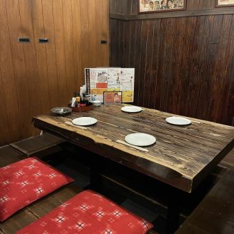 We have private rooms available that are perfect for small groups. It's extremely convenient! You can use it for a variety of occasions, such as girls' nights, banquets, birthday parties, and quick drinks.