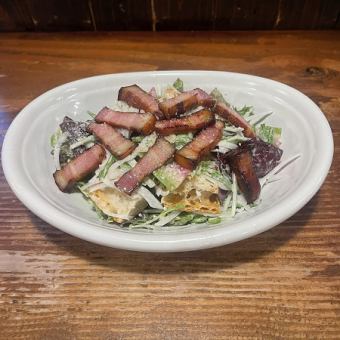 燻製ベーコンとカリカリパンのサラダ
