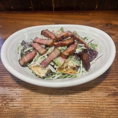 燻製ベーコンとカリカリパンのサラダ