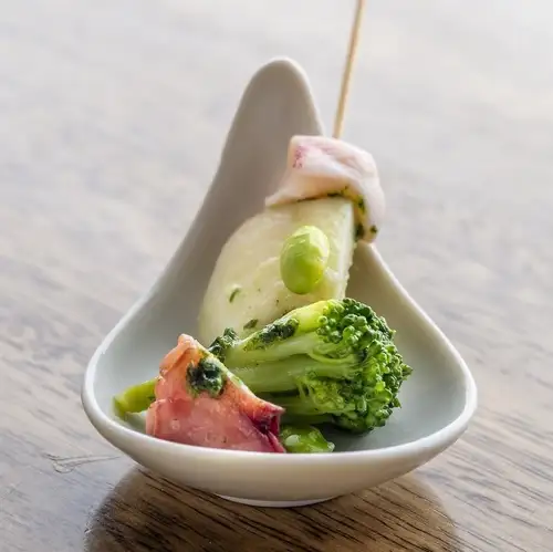 章魚和青花菜用羅勒醃製