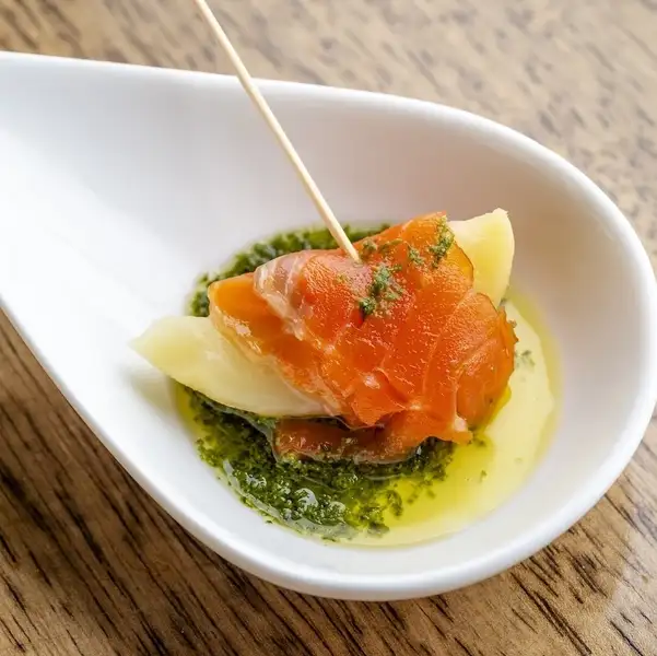 五感で楽しむ「ワンスプーン料理」 380円（税込）～。スプーンの上で完成する、小さな美食の世界。