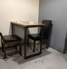 8張桌子，每張桌子可容納2人。