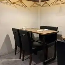 兩張桌子，每張桌子可坐四人。