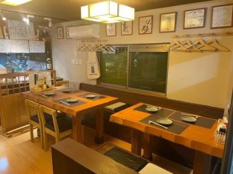 Seats for 4 to 5 people.Changed from a tatami room to a table seat !! Two seats for four people.It's not a digger, so families with young children are welcome.For banquets, it can accommodate up to 10-12 people.