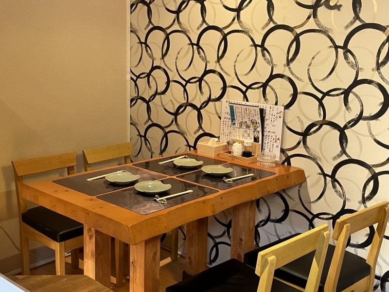 There are 4 table seats next to the counter.A special space with a different wallpaper.Even two people can guide you, so for dates and secret meetings.