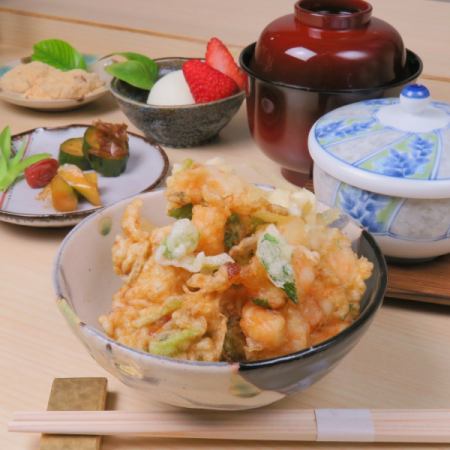 Seasonal fresh ingredients such as seafood and vegetables are used for tempura.