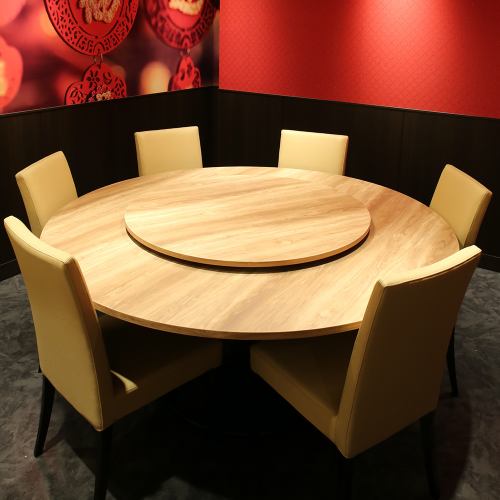 Up to 10 people can be seated at one round table.