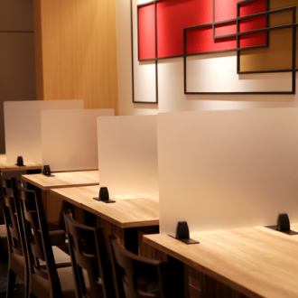 カジュアルな空間のレストラン席でお食事ができます。