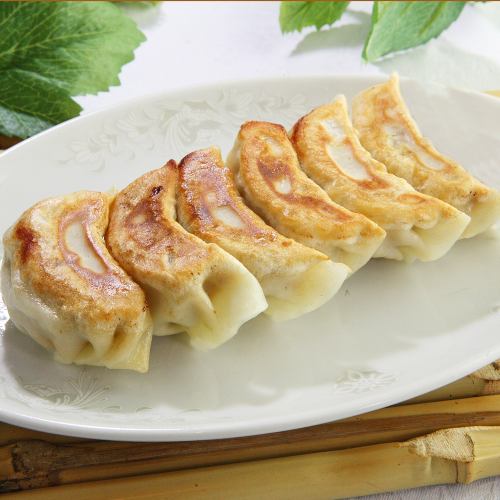 6 pieces of grilled gyoza