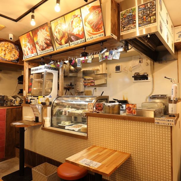 各店舗にショーケースが置いてあり、見て選べる楽しさが当店のウリポイントと１つとなっています！まるで買い物をしながら注文しているような不思議な感覚を体験いただけます！また4つのお店が１つの空間にあるためはしご酒をしているかのような楽しみ方も可能となっています☆