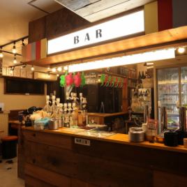 お店の中央にバーカウンターがあり、こちらでお酒をご注文いただくことができます!特におすすめは『名物 ぱおサワー』となっています。こちらの商品はグラスではなく、像のジョウロにサワーを注いでご提供致します!ジョウロで乾杯するシーンは思わず笑みがこぼれてしまうこと間違いなし!