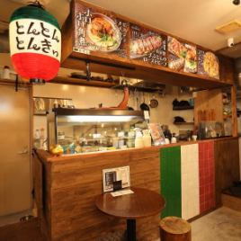 和テイストを取り入れたカジュアルイタリアンとなっています。食べ応え抜群の自家製ざぶとんのローストビーフや、4種のチーズを使ったフォルマッジピザなどを取り揃えております。ぜひ、自分だけのペアリングを見つけてください☆