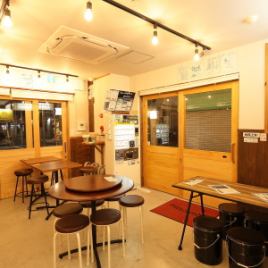 円卓のテーブル席では最大6名までご利用いただくことができます!各店舗のお料理を持ち寄り、飲み会を思う存分お楽しみください♪