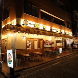 外のテラス席では夜風にあたりながらお酒やお食事をお楽しみいただくことができます。また外のテラス席に限り、大切なペットと一緒にご来店いただくことが可能となっています。ペットと同伴される際はスタッフにお声掛けをお願い致します。