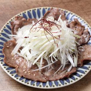 たっぷりの白髪ネギで食べるネギだれ牛タン