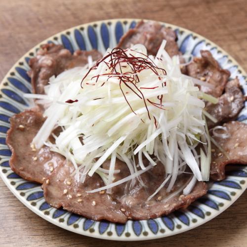 たっぷりの白髪ネギで食べるネギだれ牛タン