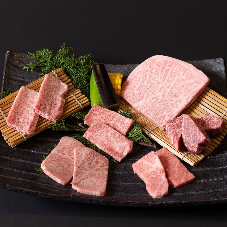 We carefully select A5-ranked brand Wagyu beef from all over the country and prepare it in-store to provide you with a high-quality yakiniku experience.