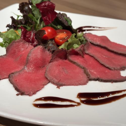 🦌✨ 홋카이도의 은혜를 한 접시에.
홋카이도 「지비에 공방 야마비코」 직송.
사슴 안의 허벅지를 촉촉하게 로스트 비프에.
⁡
버릇 없음, 붉은 맛의 맛 100%.
이것은 "잔치"인 사슴 고기.
지비에의 개념이 바뀌는 한 접시입니다.
⁡
✔ 고단백, 저지질
✔ 철분·영양가도◎
✔ 지속 가능한 음식 선택
⁡
「고기 좋아」 「건강 지향」 「음식을 고집하는 사람」
모두에게 전달하고 싶은 홋카이도 지비에.
⁡
👉 저장하고 기억하십시오
⁡
#사슴고기
#홋카이도지비에
#로스트비프
#고기
#서스테너블푸드
#지비에공방
⁡
————————————————
⁡
—메모——————————————
⁡
전국에서 엄선한 각지의 브랜드 소 #마츠나가 와규 #NAMIKI 와규 등을 중심으로 사용🥩
이 암소들은 다른 것들과 다릅니다 ❗️
창업으로부터 30년, 계속 변함없이 김치나 나물도 모두 수제✨️
최고급 랭크의 불고기를 합리적인 가격으로 즐기세요 😋
〆에는 냉면도 좋지만 #코테리라면도 있다 👍
⁡
—점포 정보————————————
⁡
🕑 점심 11:30-15:00(L.O14:30)
디너 17:00-23:00(L.O22:30)
📍 오사카부 이바라키시 후타바초 7-20
📞072-635-7500
⁡
————————————————