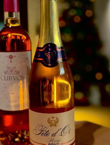 【점장 추천 와인 소개】
Fete Dor Brut Rose
펫 돌 브루트 로제

세세한 거품에 신선한 가벼운 맛입니다.
【품종】 그루나슈 가이
【산지】프랑스 5,100엔
마시기 쉬움 ★★★☆☆
매운 입도 ★★☆☆☆

와코테이에서는 고기에 맞는 풍부한 와인을,
저렴한 가격 중심에 갖추고 있습니다.
점장 추천 와인도 드실 수 있으므로,
부담없이 스탭에게 말씀해 주세요🍷

#와코테이 #오사카야키니쿠 #로제