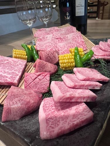 ⁡
【2/9は“肉の日”】【期間限定】
明日から
特上お値打ち盛〈11,290円〉ご注文で
ドリンク1杯無料🍺🍷
⁡
「今日はちょっと良い肉、いこうか」
そんな日に選ばれる一皿。
⁡
厳選和牛を
一番“美味しいバランス”で盛り込んだ
和幸亭の本気盛りです。
⁡
📅 2/9〜2/13 限定
※この期間、逃すと次は未定。
⁡
✔ 何杯目でもOK
✔ アルコールも対象
✔ 1人1杯プレゼント
⁡
行く日を忘れないように
👉 保存しておいてください
⁡
誰と食べるか決まってたら
👉 コメントでタグ付けも◎
⁡
#肉の日
#和牛
#ご褒美ディナー
#期間限定
#和幸亭
⁡
—メモ—
⁡
全国から厳選した各地のブランド牛 まつなが和牛 NAMIKI和牛 などを中心に使用🥩
この牛たちは、他のとは違います❗️
創業から30年、ずっと変わらずキムチやナムルも全て手作り✨️
最高級ランクの焼肉をリーズナブルなお値段でお楽しみください😋
〆には冷麺も良いけど こってりらーめん もあるよ👍
⁡
—情報—
⁡
🕑ランチ  11:30-15:00(L.O14:30)
 ディナー17:00-23:00(L.O22:30)
📍大阪府茨木市双葉町7-20
📞072-635-7500
⁡
⁡