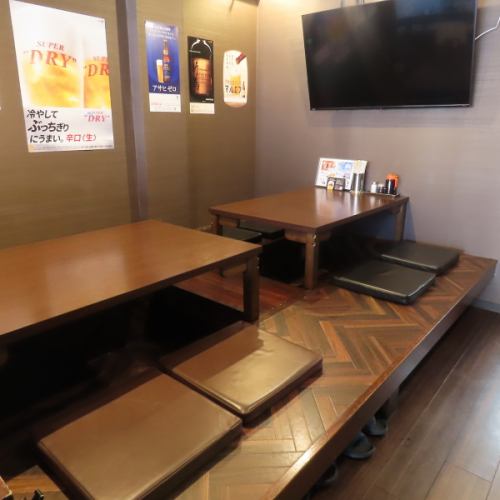 <p>掘りごたつ席は広々としたレイアウトで、大人数の宴会におすすめ。靴を脱いでリラックスできるため仲間たちとの団欒も自然に深まります。店内は和を基調とし、柔らかな照明が温かな空気感を演出。肩肘張らずに楽しめる空間設計で、居心地の良さに自信があります☆地域密着の心遣いが感じられる空間です。</p>