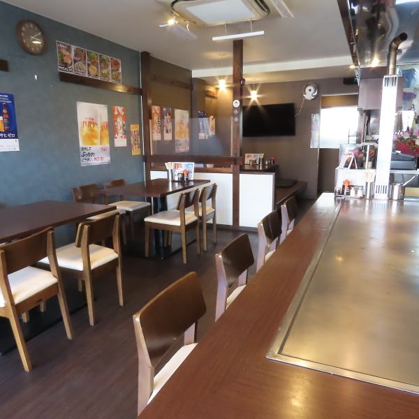 カウンター席は目の前で焼き上がる光景を間近に感じられる特等席。少人数で訪れるひとときにおすすめで、ライブ感のある鉄板焼き調理を体感できます。テーブル席も落ち着いた配置で、友人や家族との語らいにぴったり!ちょうどよいスペースは、肩を並べて食事する楽しさを引き立てます。アットホームに配慮した雰囲気です。