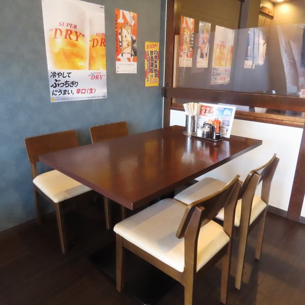 木目を生かした店内は落ち着きと温もりを感じるデザイン。外観は親しみやすく、地域の集い場として足を運びやすいロケーションです。お子様連れでも安心できる対応を心がけ、掘りごたつや柔和な照明が作る空気が、食事をさらに特別なものに仕上げます。華やかさと寛ぎを融合させた空間で、日常に小さな幸せをプラス◎