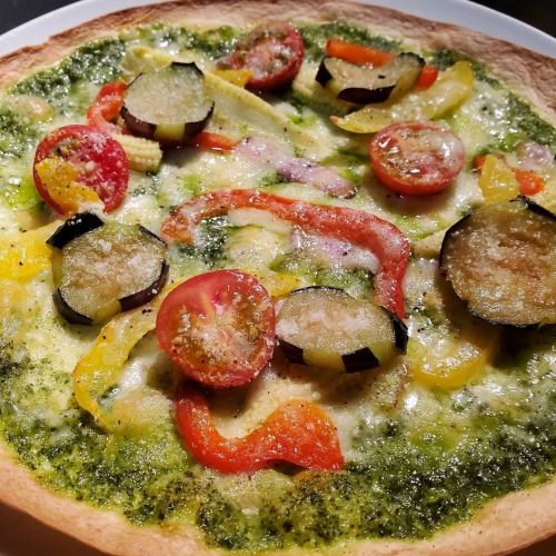 クルミとゴルゴンゾーラのハニーピザ/夏野菜のジェノヴェーゼピザ
