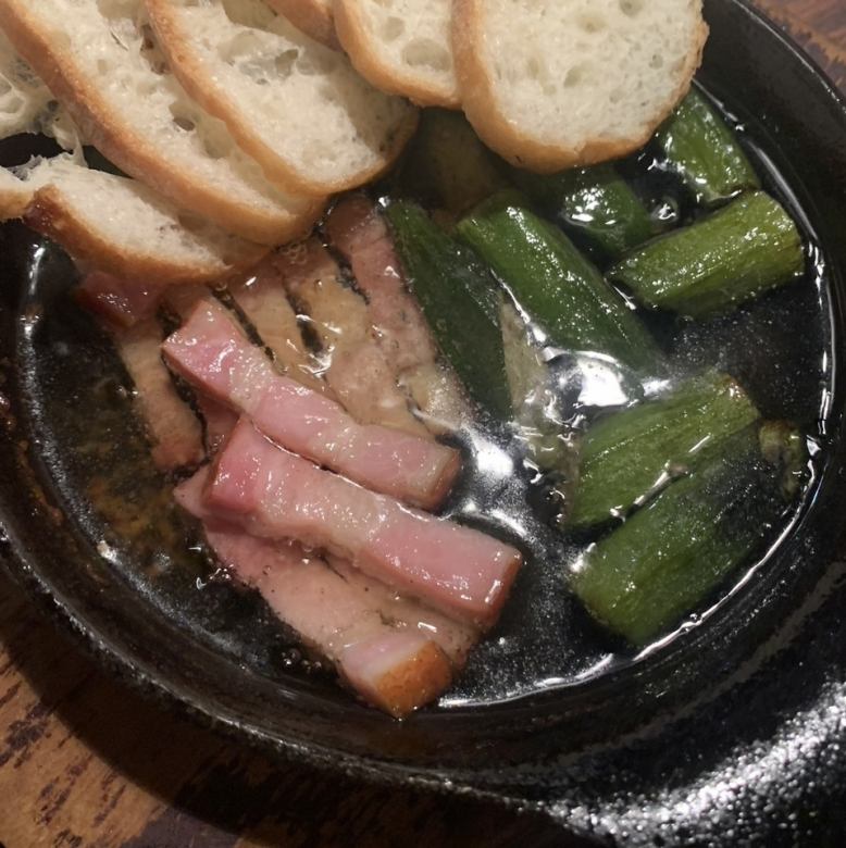 オクラとベーコンのアヒージョ