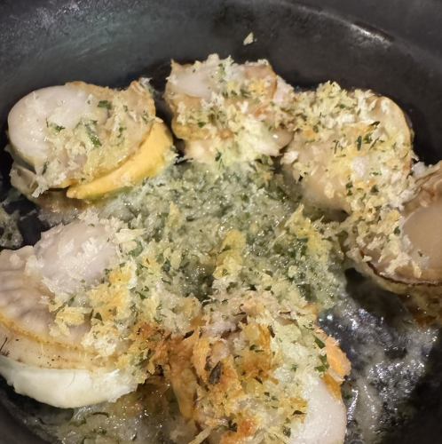 Scallops with garlic and butter and breadcrumbs