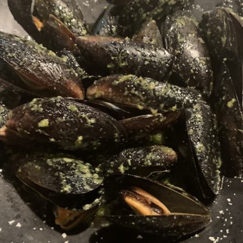 Prosciutto Gnocco Frittes with Avocado Cream/Mussels with Basil Flavor
