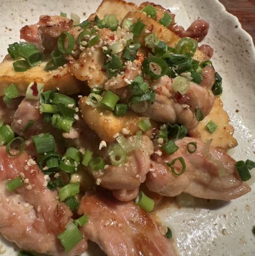 Green peppers and chikuwa with jaco butter and soy sauce / fried chicken wings with lemon and pepper / fried chicken neck and deep-fried tofu with miso and naise