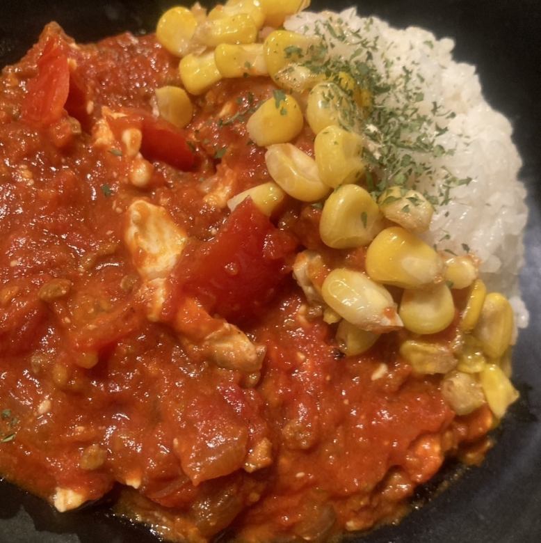 揚げ茄子とモッツアレラのトマトカレー/トウモロコシとモッツアレラのトマトカレー