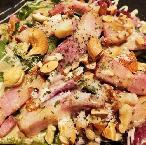 ベーコンとローストナッツの胡麻サラダ