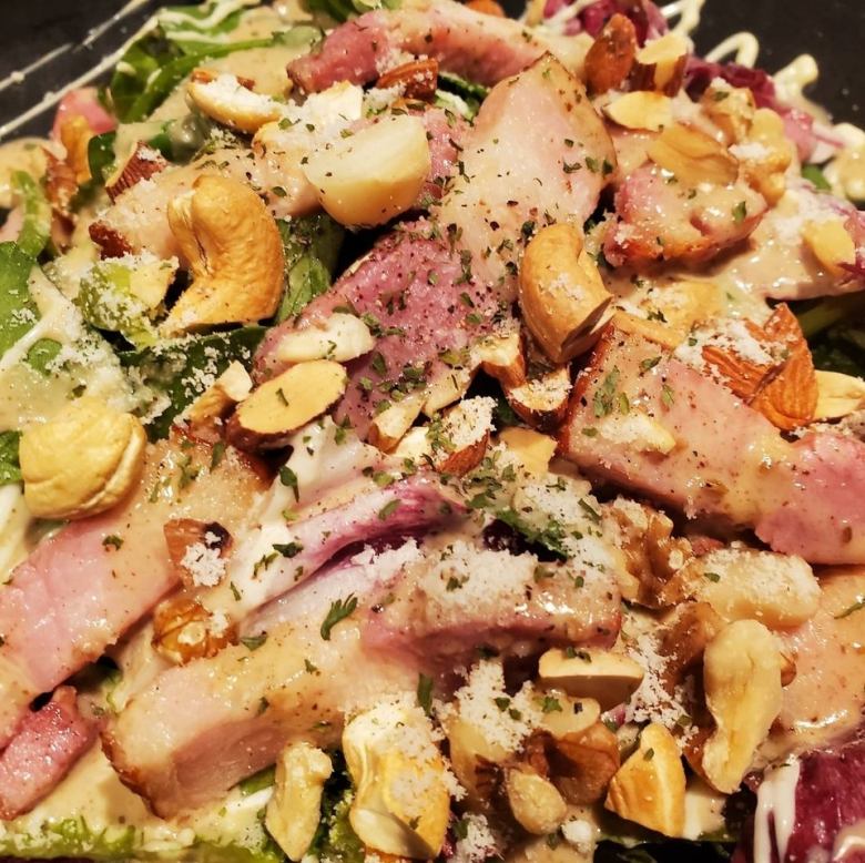 ベーコンとローストナッツの胡麻サラダ