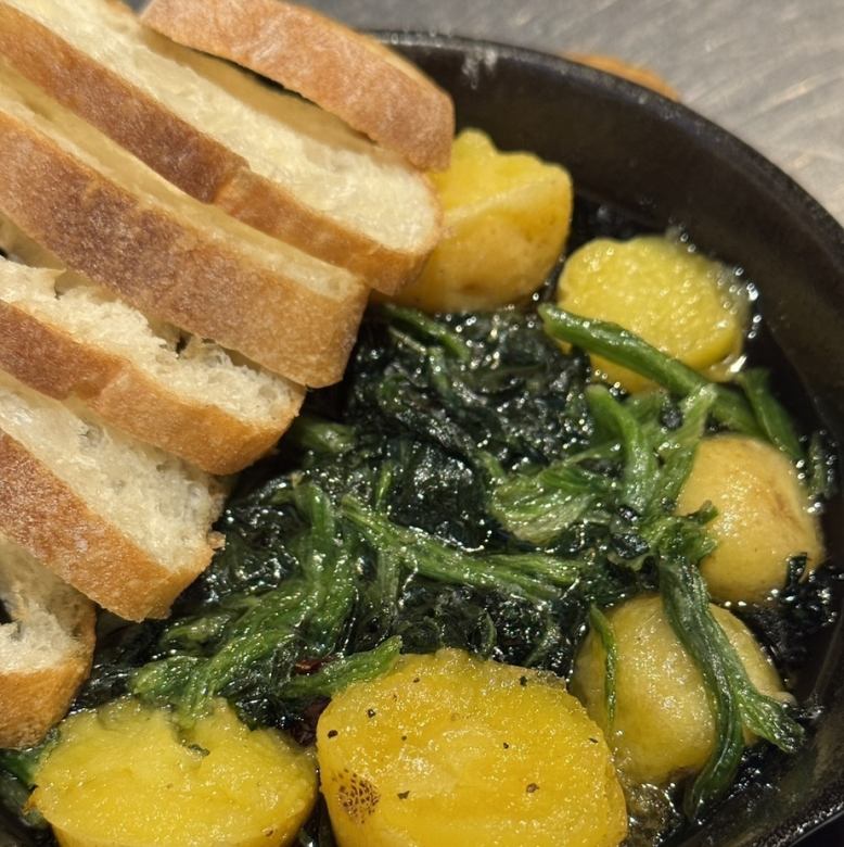 ジャガイモとほうれん草のアヒージョ