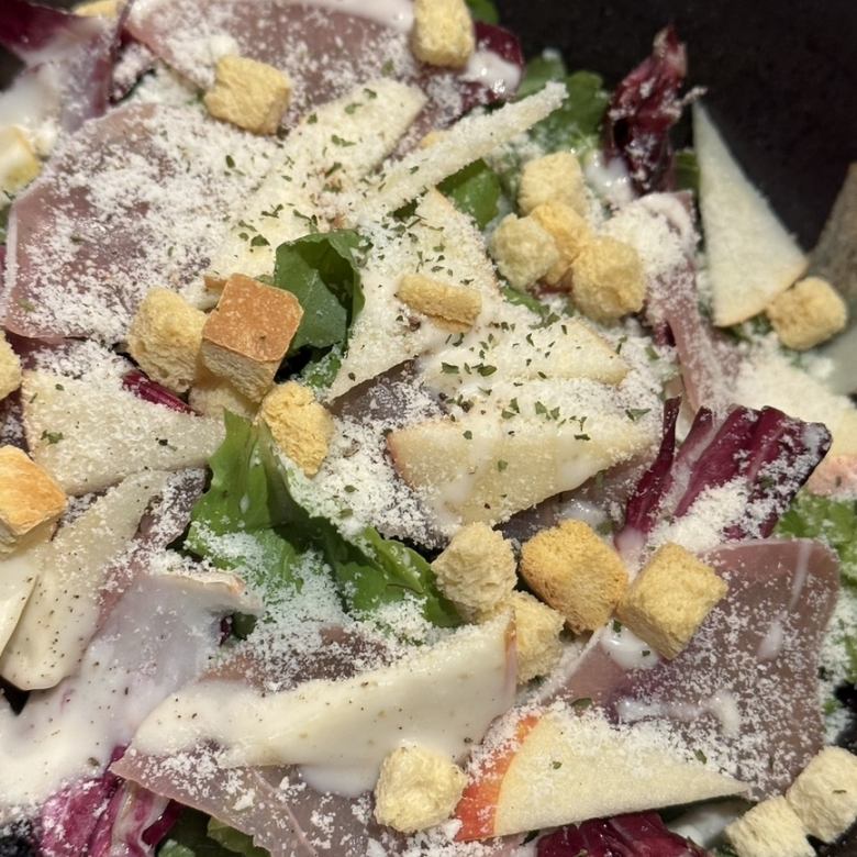 生ハムとリンゴのシーザーサラダ