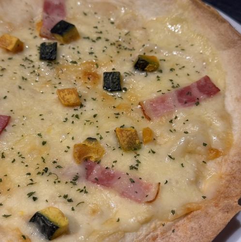 ベーコンとカボチャのグラタンピザ