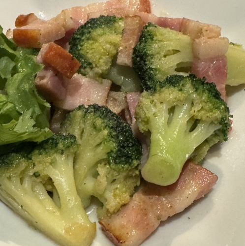 ブロッコリーとベーコンのガーリックソテー