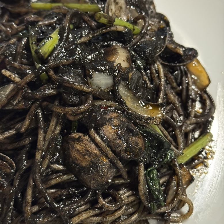 春菊とあさりのイカスミパスタ