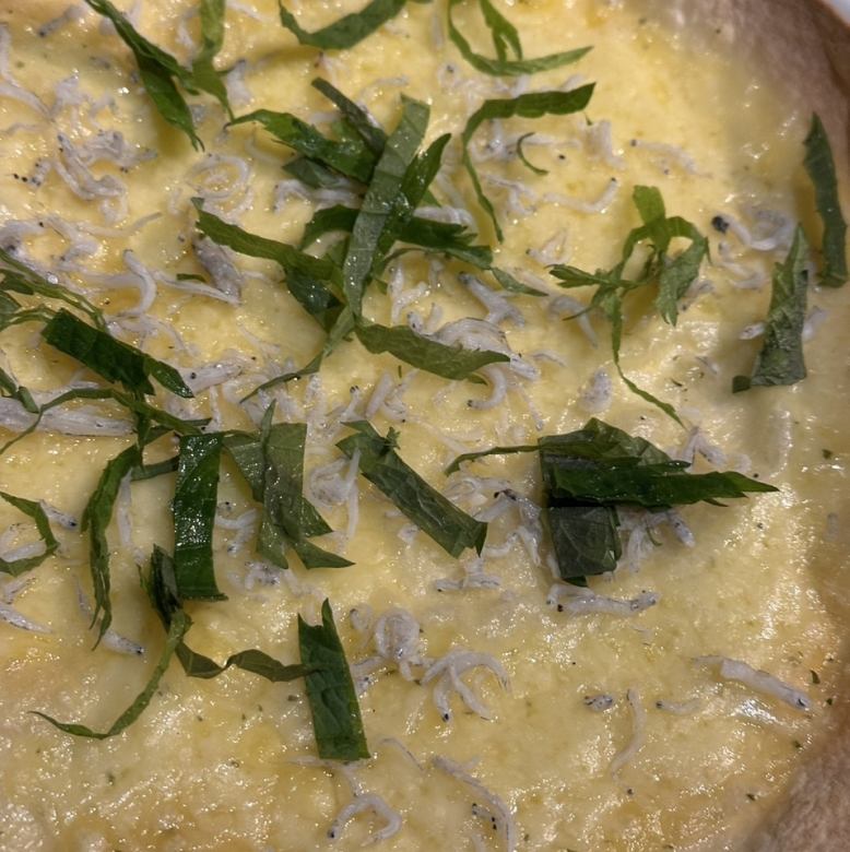 しらすと大葉のガーリックピザ/ベーコンとトウモロコシのマヨピザ