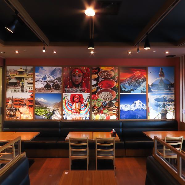 友達同士、カップル、職場の仲間、ファミリーの方もお使い頂けるテーブル席です。ランチではお話しながら、お食事をメインで。夜はスパイシーなネパール＆インド料理とお酒をご一緒に！少人数～最大40名様までご宴会が可能です。人数のご相談はお気軽に店舗まで♪