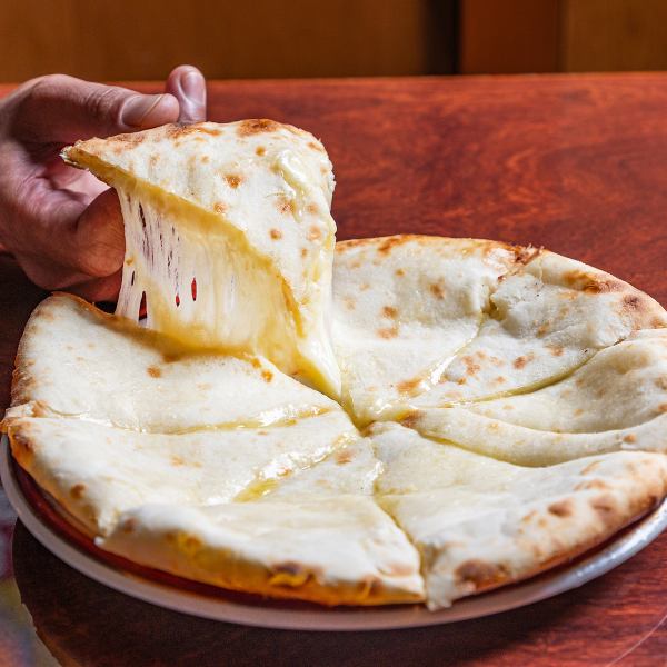 焼き立てとろ～り食べごたえありのチーズナン！