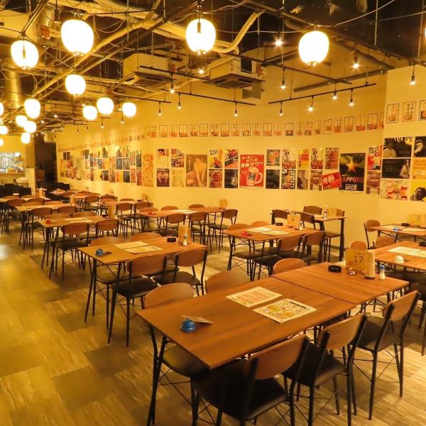 【大衆居酒屋】お祭り気分になれると好評の内装です！自慢の居酒屋料理と激安ドリンク何杯でもゆったり堪能出来るように、2名席、4名席席、6名席などレイアウト様々に、多種多様なお席をご用意しておりますので様々なシーンに対応可能！