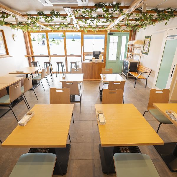 4名様テーブルが6卓、2名様テーブルが1卓あり、人数やシーンに合わせて柔軟に対応可能です♪ テーブルを結合すれば、最大28名様程度までのグループ利用も◎ご友人との集まりや女子会、会社の飲み会など、幅広い用途にご利用いただけます。